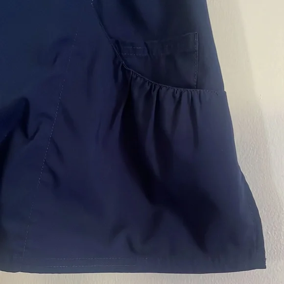 Bundle of 2 scrub tops and 1 scrub pants - Picture 5 of 16